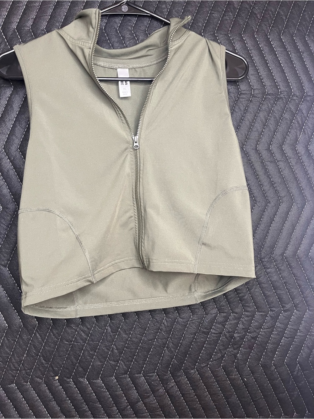 Silky skin tight
Sleeveless Zip-Front Active Crop Top - Sage Green
